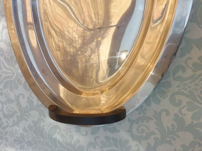 AN OVAL ELEGANT STAINLESS STEEL SERVING TRAY WITH WOODEN HANDLES