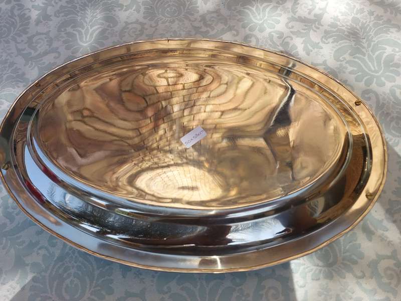 AN OVAL ELEGANT STAINLESS STEEL SERVING TRAY WITH WOODEN HANDLES