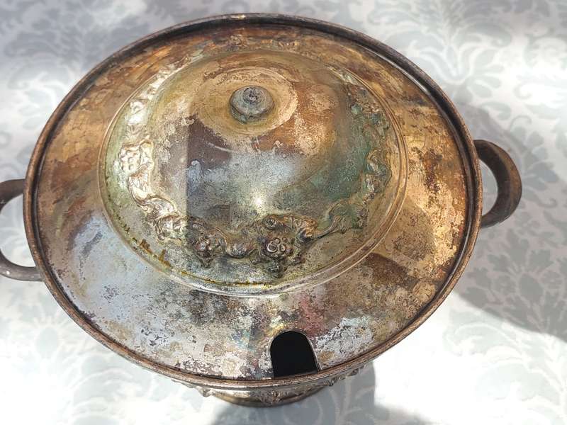 AN ANTIQUE TUREEN VICTORIAN STYLE NEED POLISHING AND A LID HANDLE