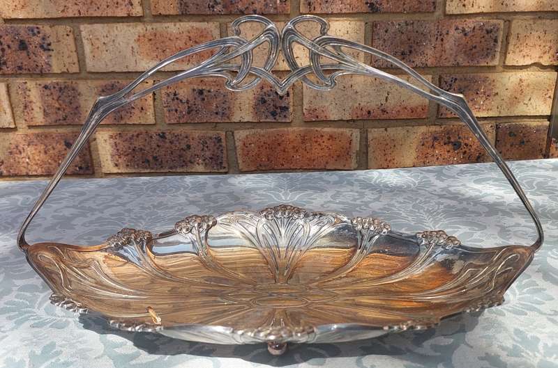 AN ANTIQUE AND VINTAGE JOBLOT WEDDING BASKETS AND SERVING TRAYS