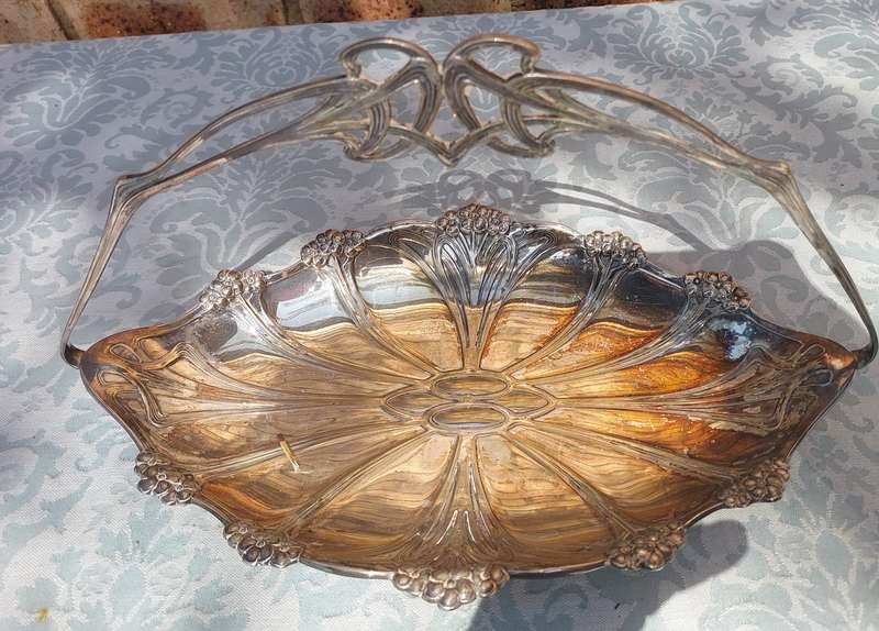 AN ANTIQUE AND VINTAGE JOBLOT WEDDING BASKETS AND SERVING TRAYS