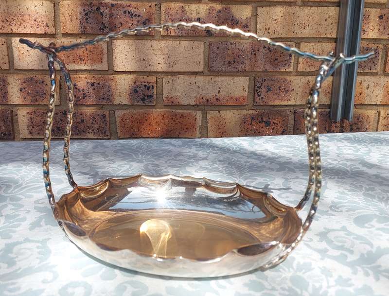 AN ANTIQUE AND VINTAGE JOBLOT WEDDING BASKETS AND SERVING TRAYS