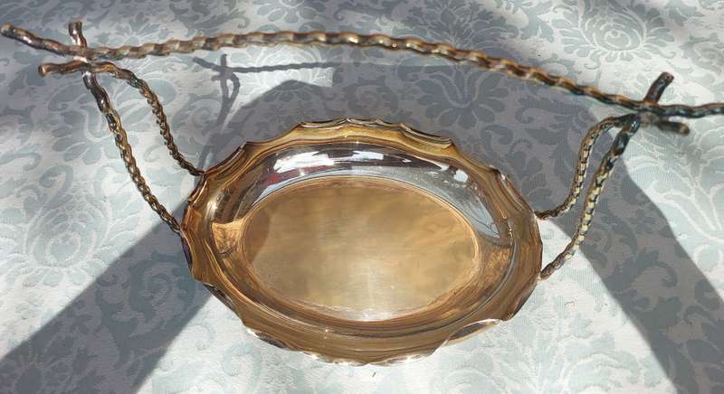 AN ANTIQUE AND VINTAGE JOBLOT WEDDING BASKETS AND SERVING TRAYS