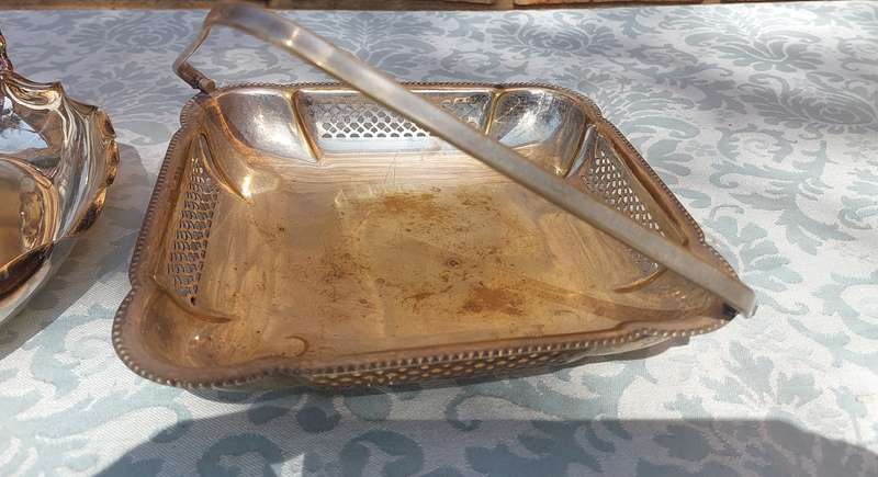 AN ANTIQUE AND VINTAGE JOBLOT WEDDING BASKETS AND SERVING TRAYS