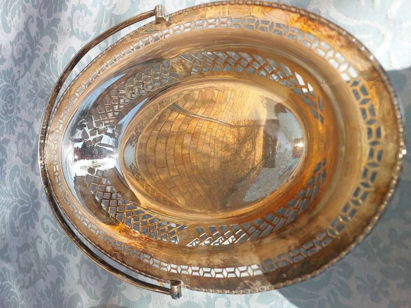 AN ANTIQUE AND VINTAGE JOBLOT WEDDING BASKETS AND SERVING TRAYS