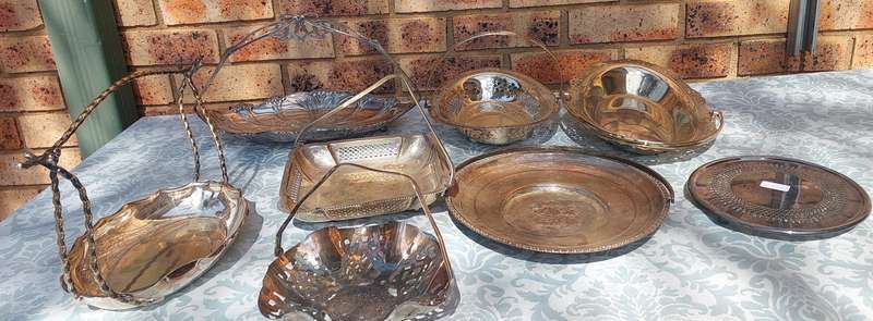 AN ANTIQUE AND VINTAGE JOBLOT WEDDING BASKETS AND SERVING TRAYS