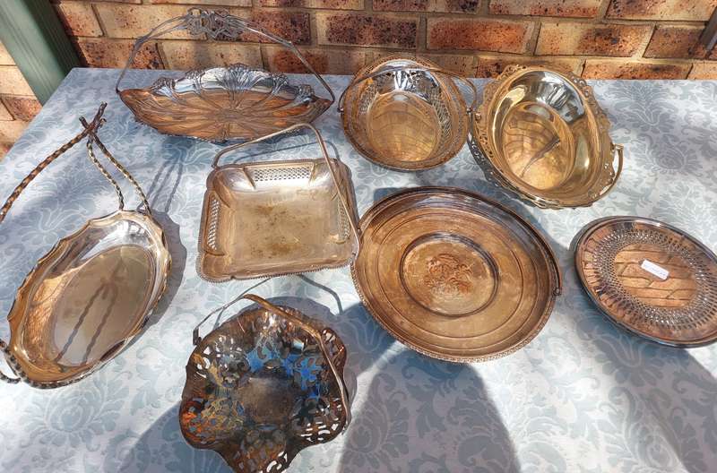 AN ANTIQUE AND VINTAGE JOBLOT WEDDING BASKETS AND SERVING TRAYS