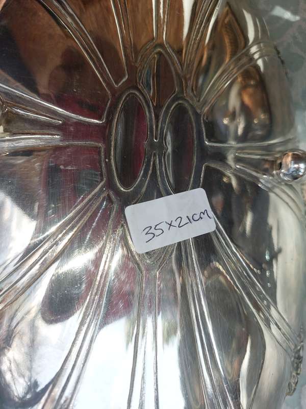 AN ANTIQUE AND VINTAGE JOBLOT WEDDING BASKETS AND SERVING TRAYS