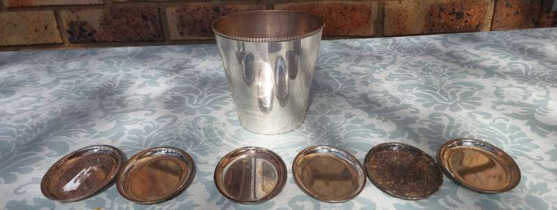 A VINTAGE JOBLOT SILVER PLATED FINGER TRAYS AND AN ICE BUCKET
