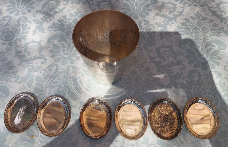 A VINTAGE JOBLOT SILVER PLATED FINGER TRAYS AND AN ICE BUCKET
