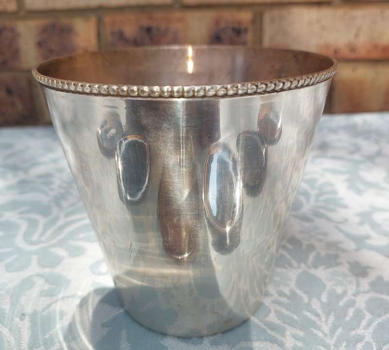 A VINTAGE JOBLOT SILVER PLATED FINGER TRAYS AND AN ICE BUCKET