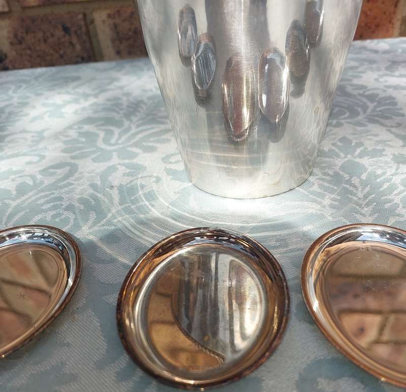 A VINTAGE JOBLOT SILVER PLATED FINGER TRAYS AND AN ICE BUCKET
