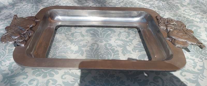 AN ALUMINIUM ALLOY PEWTAL CASSEROLE CADDY