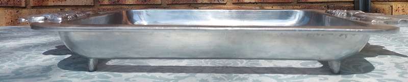 AN ALUMINIUM ALLOY PEWTAL CASSEROLE CADDY
