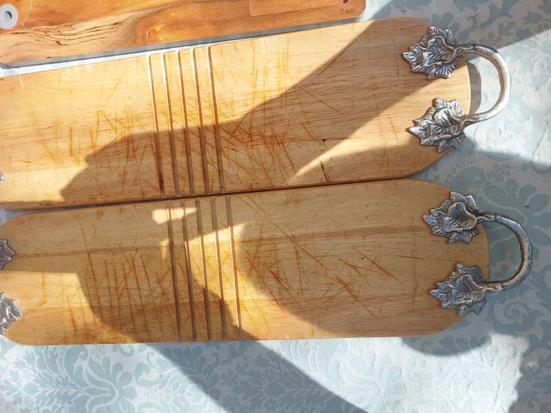 A JOBLOT USED CUTTING & CHEESE BOARDS