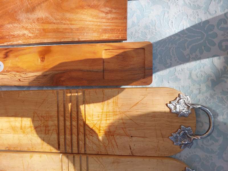 A JOBLOT USED CUTTING & CHEESE BOARDS