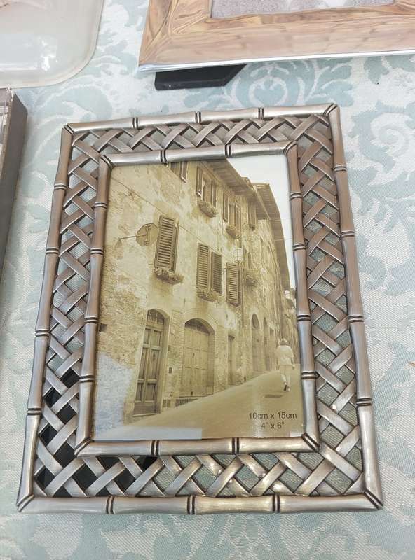 A COLLECTION JOBLOT PHOTO FRAMES