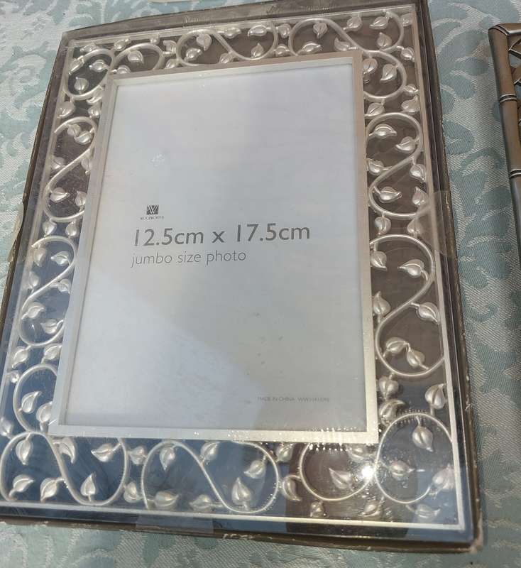 A COLLECTION JOBLOT PHOTO FRAMES