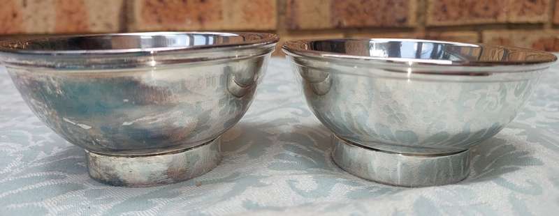 A SET OF STAINLESS STEEL SERVING BOWLS SOLD AS IS