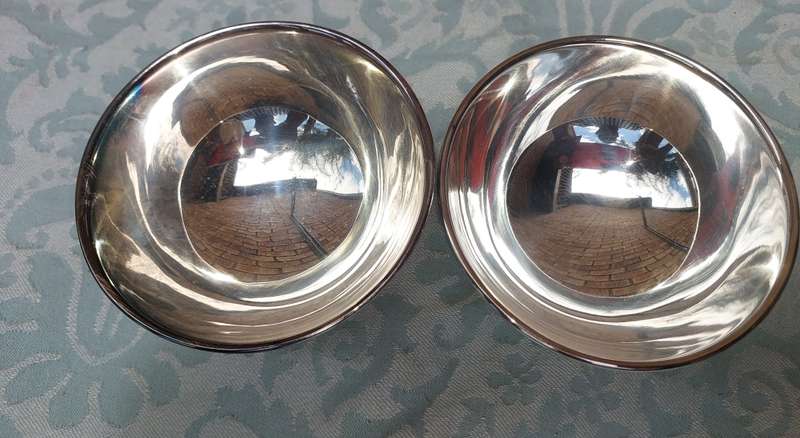 A SET OF STAINLESS STEEL SERVING BOWLS SOLD AS IS