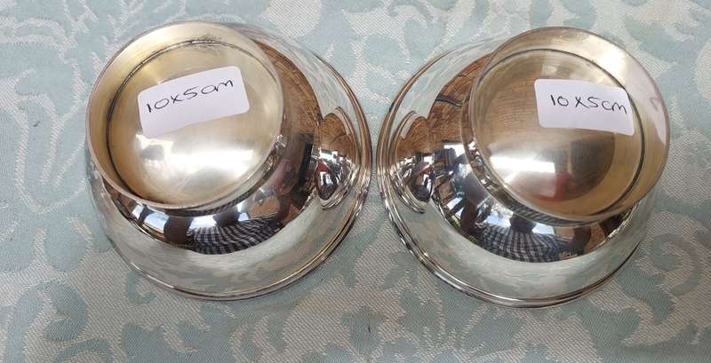 A SET OF STAINLESS STEEL SERVING BOWLS SOLD AS IS