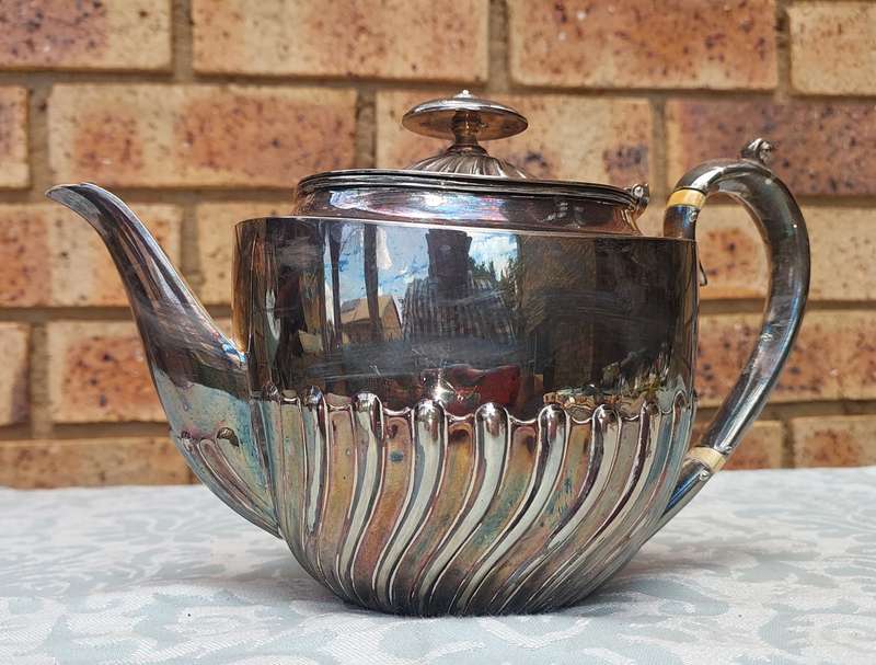 A PRETTY ANTIQUE LUSTERED TEA POT