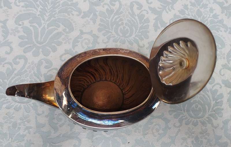 A PRETTY ANTIQUE LUSTERED TEA POT