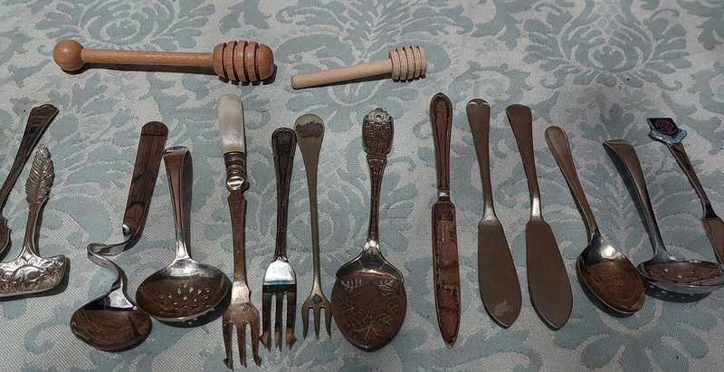 A BULK JOBLOT MIXED CUTLERY