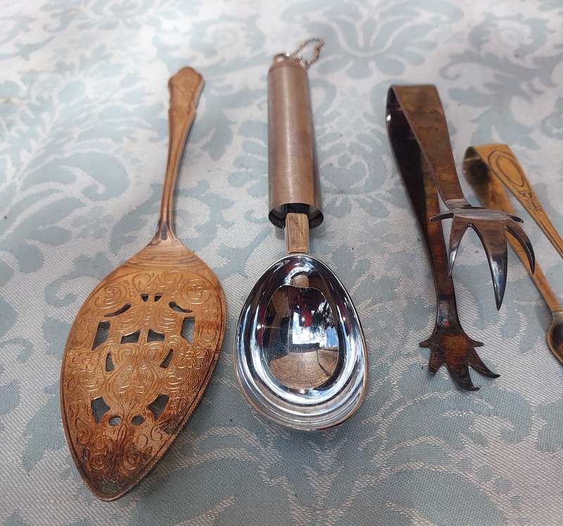 A MIXED JOBLOT CUTLERY