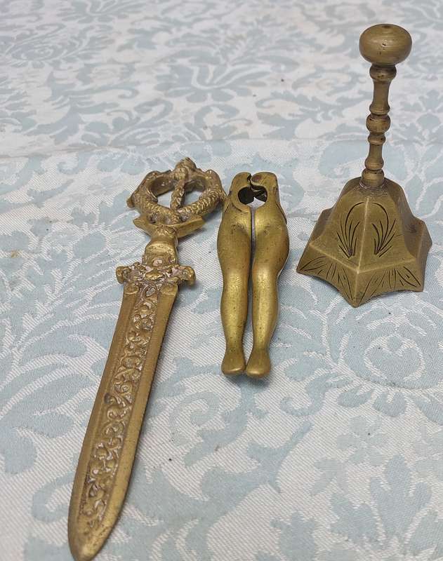 A COLLECTION OF BRASS UTENSILS