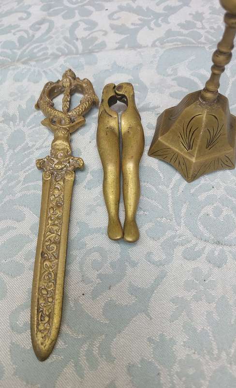 A COLLECTION OF BRASS UTENSILS