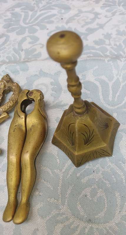 A COLLECTION OF BRASS UTENSILS