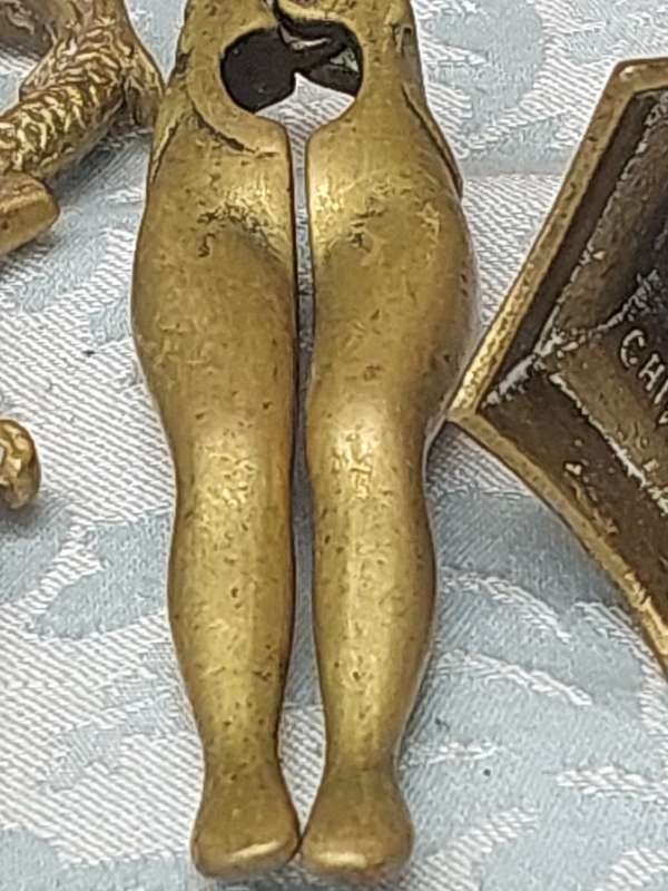 A COLLECTION OF BRASS UTENSILS