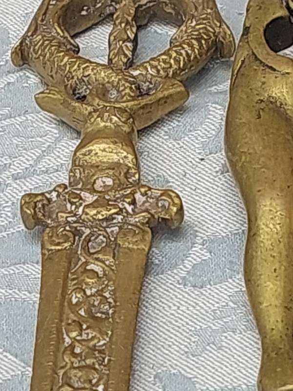 A COLLECTION OF BRASS UTENSILS