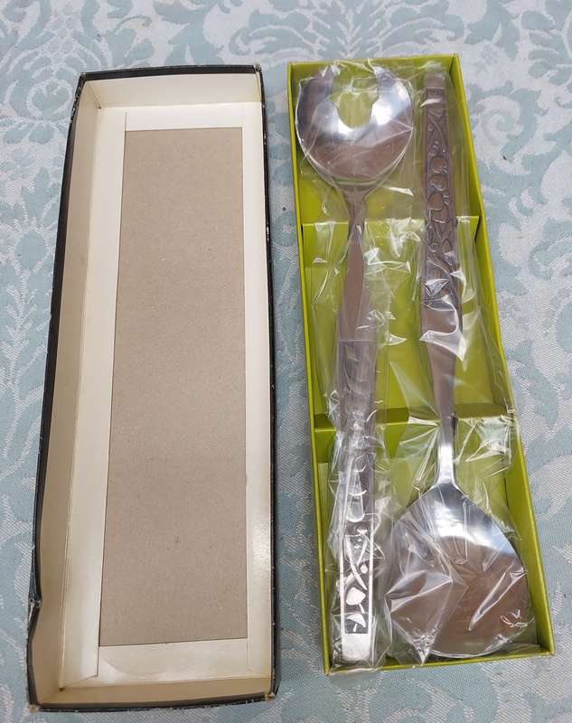 A VINTAGE HAPPINESS TIME SALAD SERVING SET