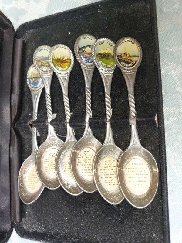 A SET OF MEMORABILIA COLLECTABLE SPOONS IN A CASE