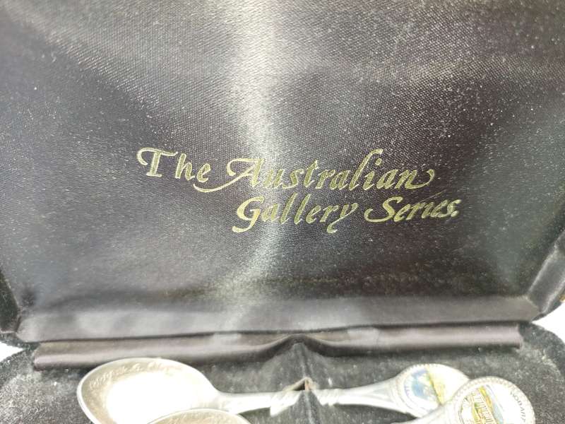 A SET OF MEMORABILIA COLLECTABLE SPOONS IN A CASE
