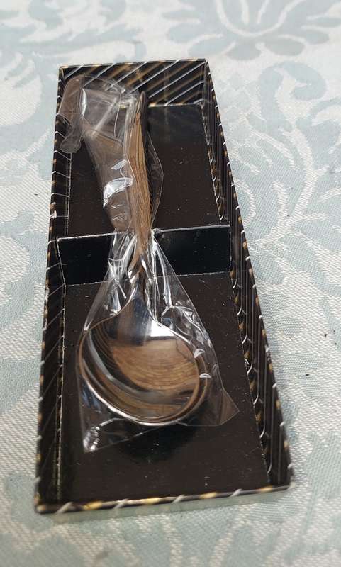A SET OF MEMORABILIA COLLECTABLE SPOONS IN A CASE