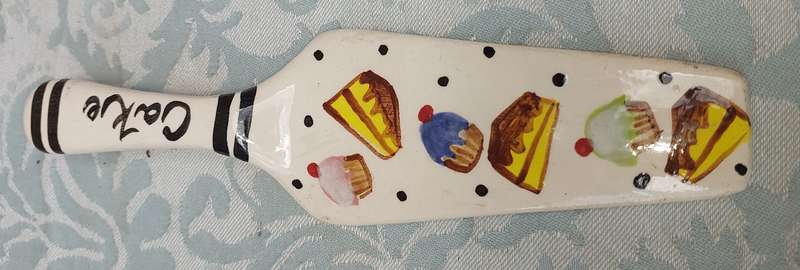 A PORCELAIN HAND PAINTED CAKE LIFTER