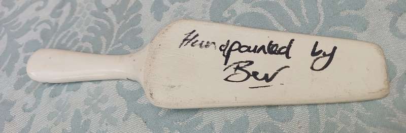 A PORCELAIN HAND PAINTED CAKE LIFTER