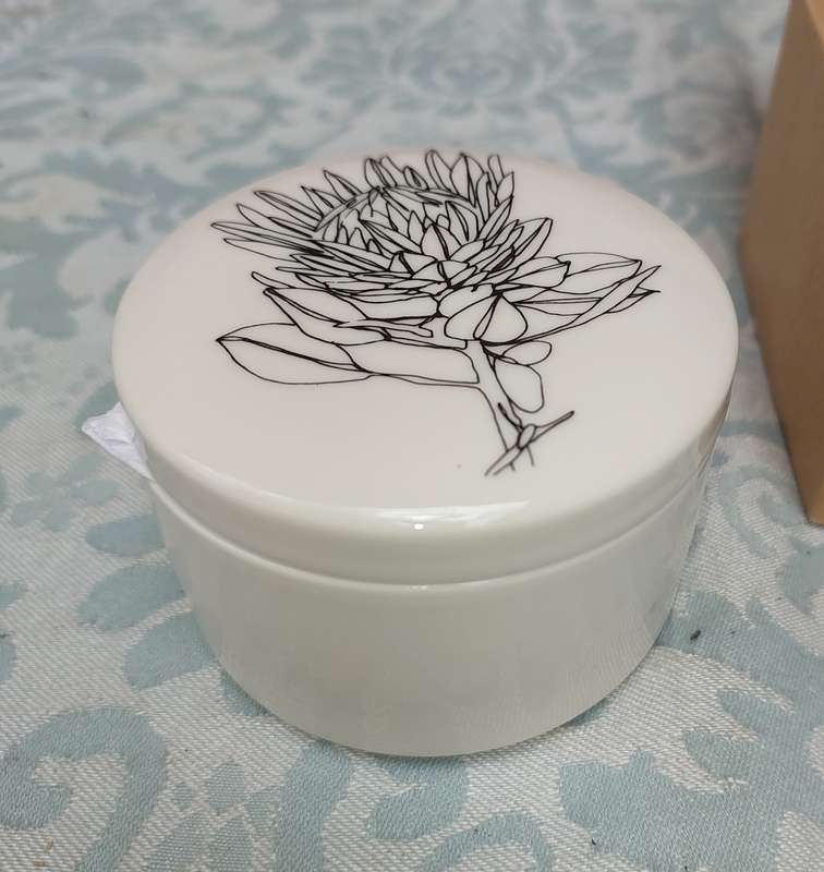 AN ART DECORE PORCELAIN TRINKET SOLD AS IS