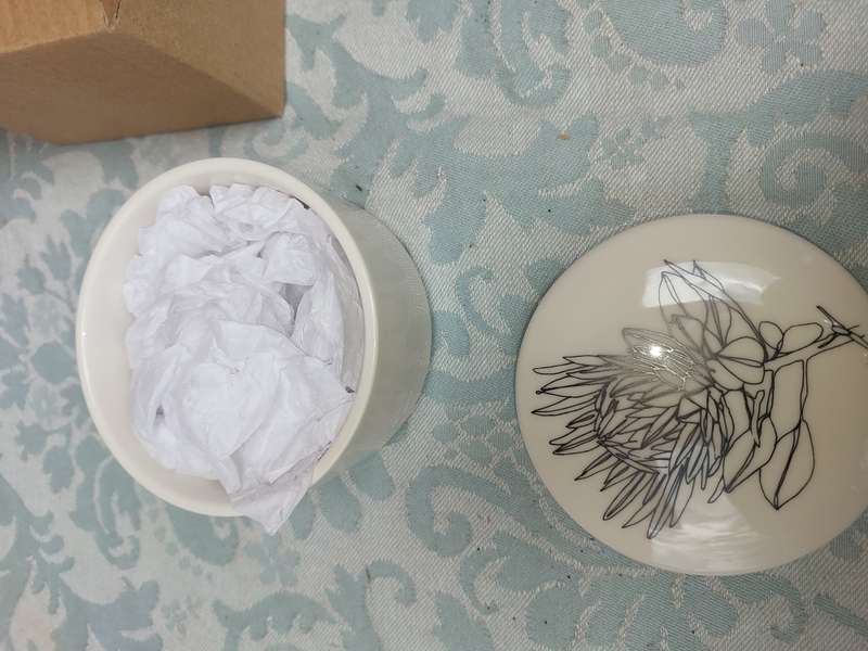 AN ART DECORE PORCELAIN TRINKET SOLD AS IS