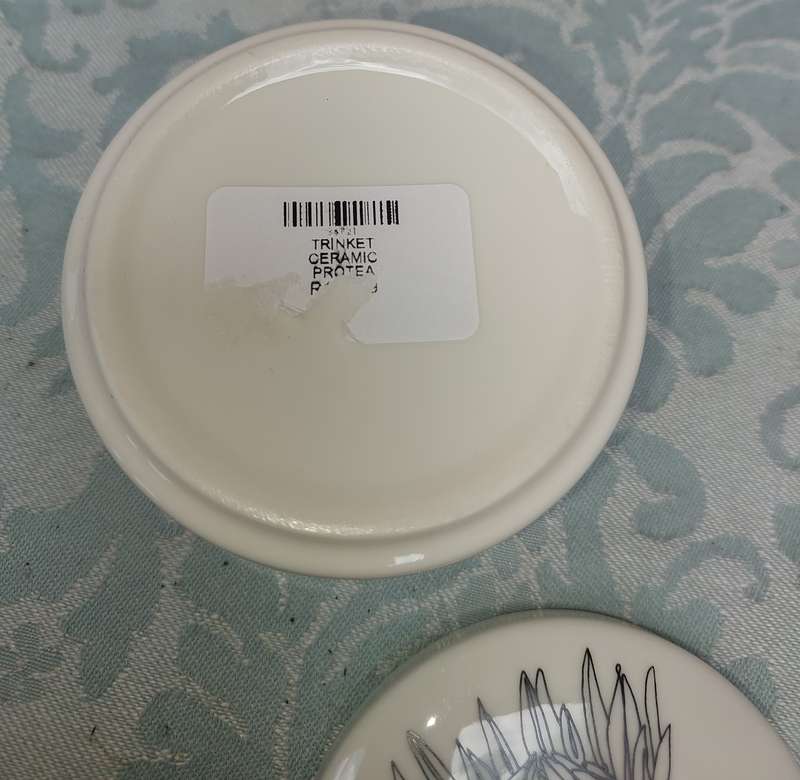 AN ART DECORE PORCELAIN TRINKET SOLD AS IS