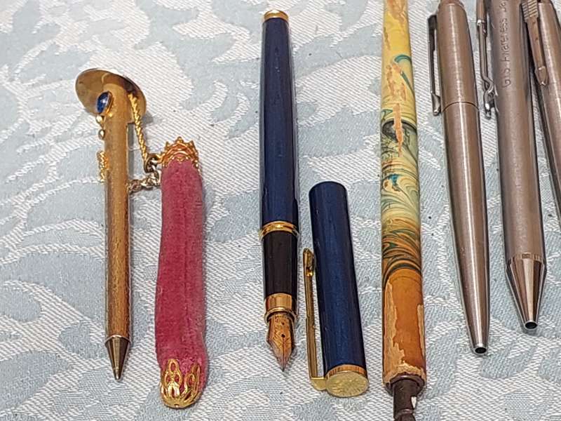 A COLLECTION OF FOUNTAIN AND ROLLER BALL PENS SOLD AS IS