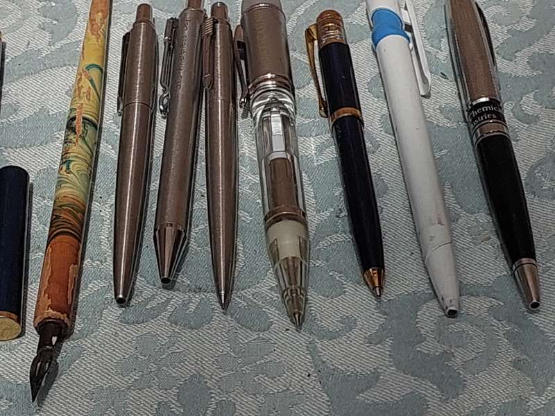 A COLLECTION OF FOUNTAIN AND ROLLER BALL PENS SOLD AS IS