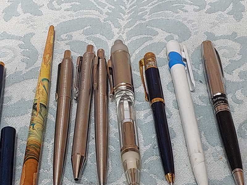 A COLLECTION OF FOUNTAIN AND ROLLER BALL PENS SOLD AS IS