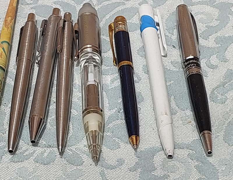 A COLLECTION OF FOUNTAIN AND ROLLER BALL PENS SOLD AS IS