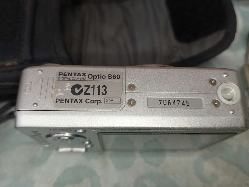 A JOBLOT POCKET DIGITAL CAMERAS SOLD AS IS NOT TESTED