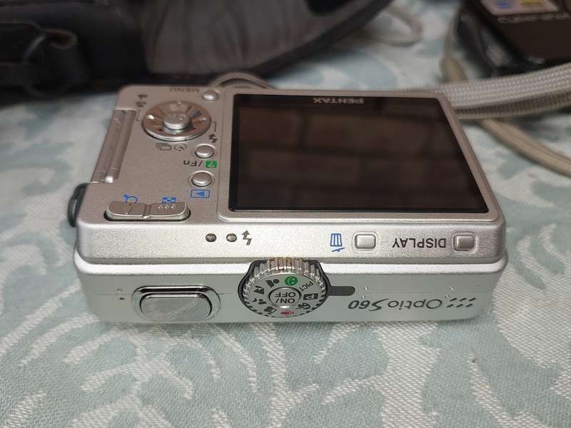 A JOBLOT POCKET DIGITAL CAMERAS SOLD AS IS NOT TESTED