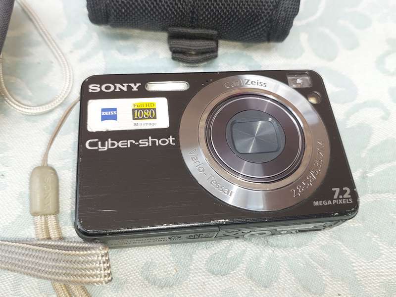A JOBLOT POCKET DIGITAL CAMERAS SOLD AS IS NOT TESTED